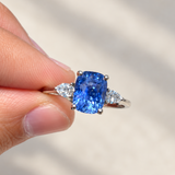 SIGNATURE-RING — Natürlicher blauer Sri-Lanka-Saphir und Diamanten, 18 K Weißgold