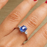 SIGNATURE-RING — Natürlicher blauer Sri-Lanka-Saphir und Diamanten, 18 K Weißgold